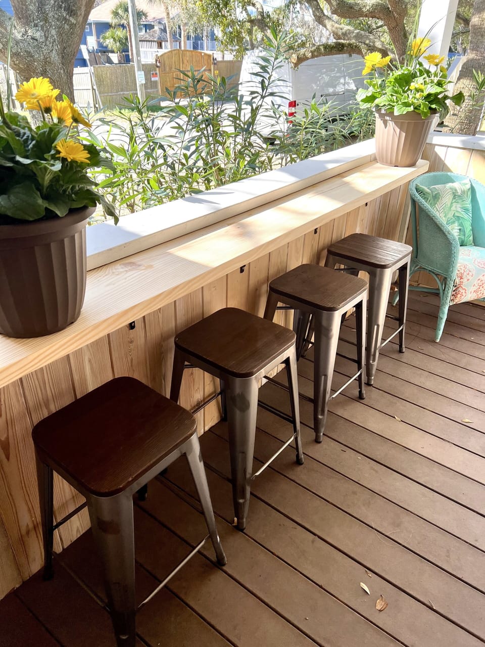 Counter bar - perfect for people watching and conversations