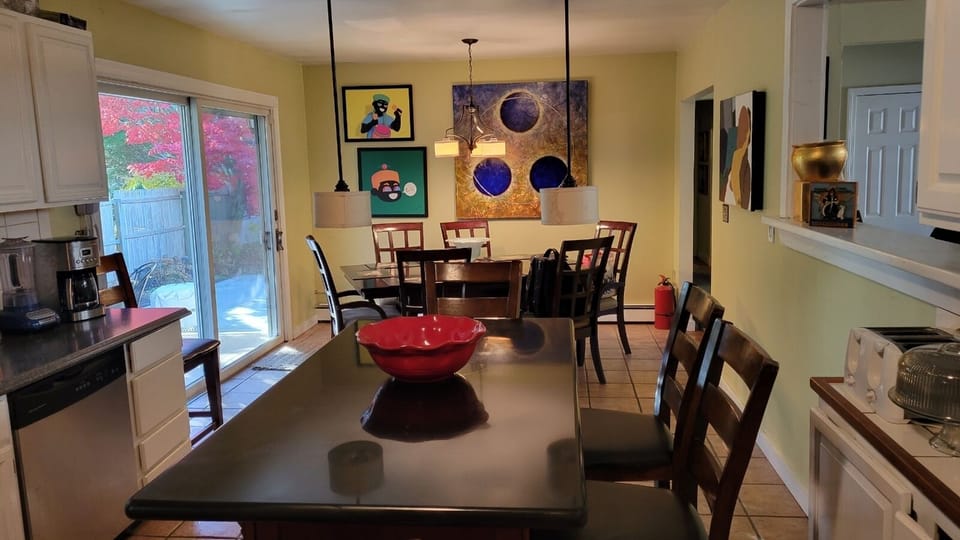 Kitchen with Island and dining table