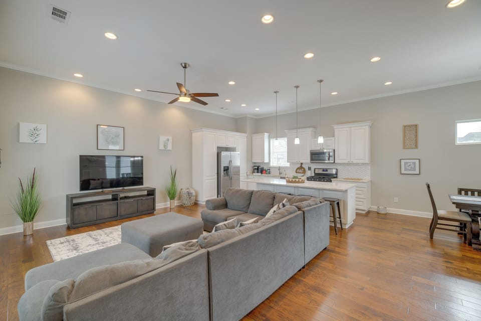 Living Room | Smart TVs | Free WiFi | Central A/C & Heating