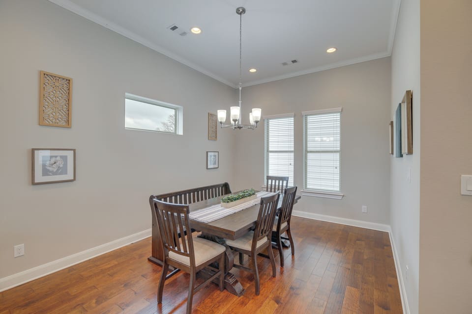 Dining Area | Dishware & Flatware Provided