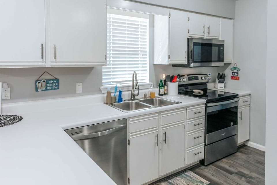 Kitchen | 3-Person Breakfast Bar