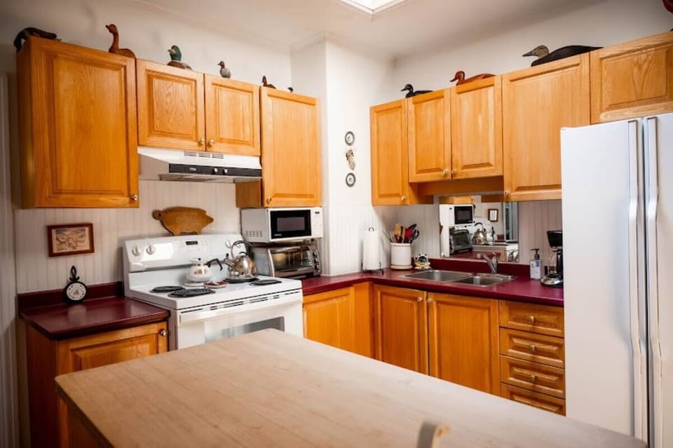 We provide all dishes to make any meal and we provide coffee and tea.