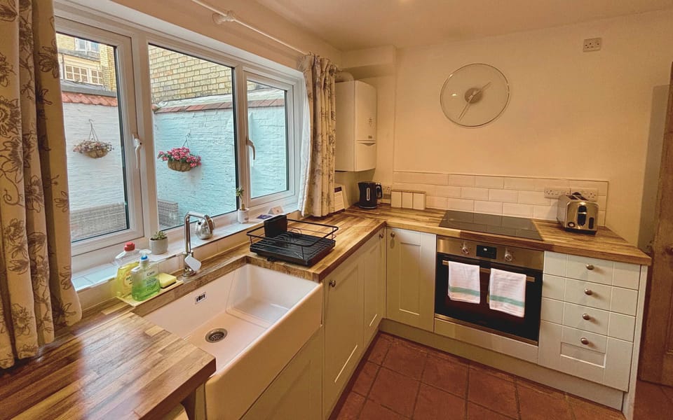 kitchen corner with sink and hob/oven
