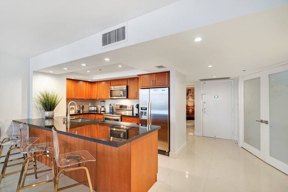 dining room/ kitchen, bar stools, fully equipped kitchen