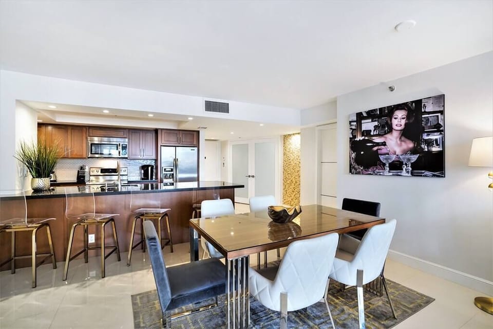 Dining room/ kitchen, bar stools, fully equipped kitchen 