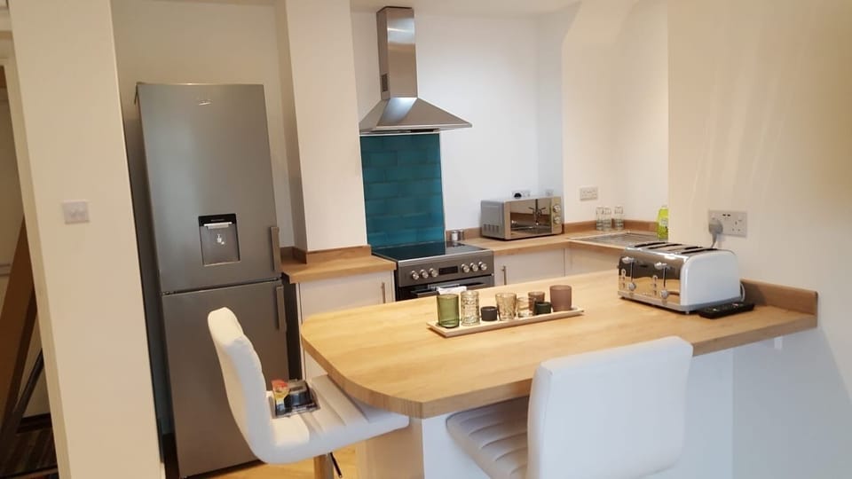 Light and bright new kitchen with fridge/freezer, cooker, washing machine