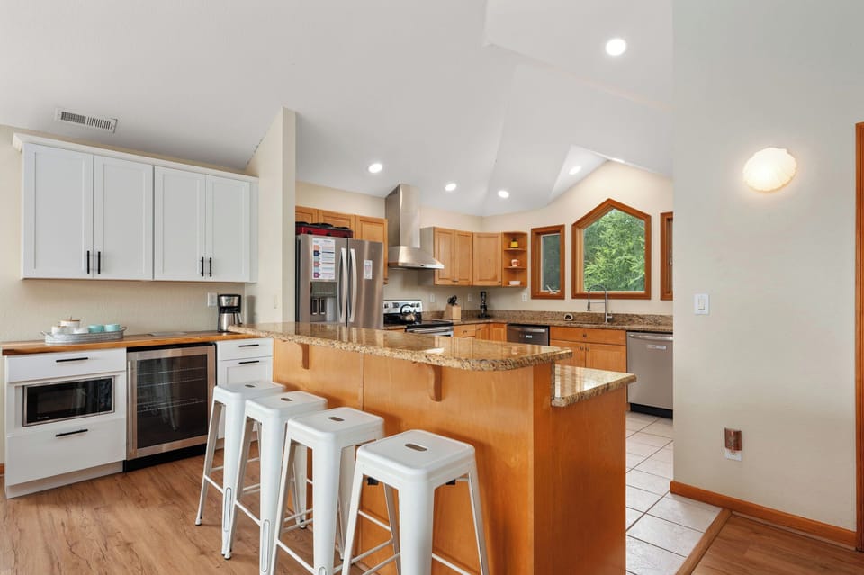 DU807: Z's By The Sea | Top Level Kitchen Area