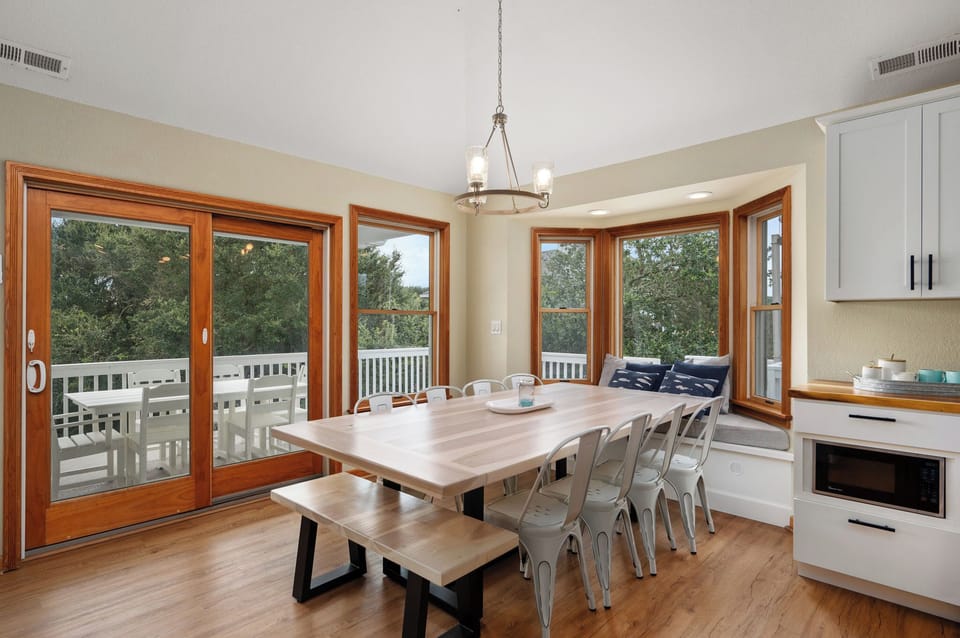 DU807: Z's By The Sea | Top Level Dining Area