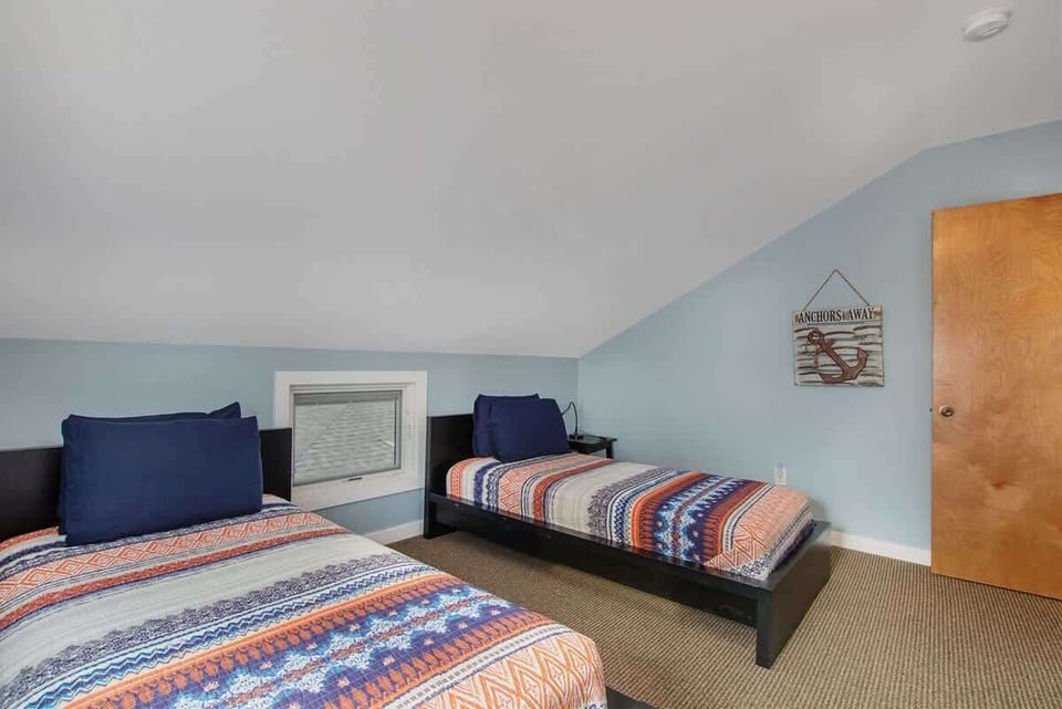 Bedroom 4. Upper Level. 2 Twin