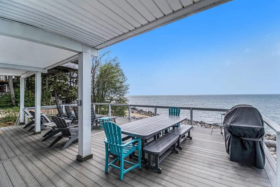 Discover the Master Lodge - An Exciting Lakefront Retreat for Large Gatherings