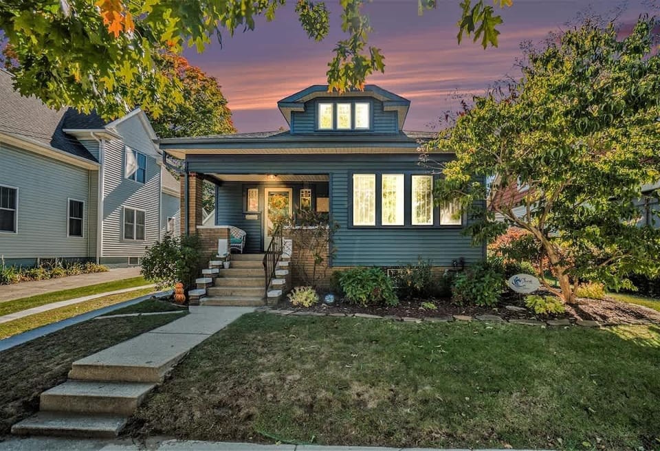 Discover Breezy Beach Bungalow - An Adorable Pet-friendly Cottage in the Heart of South Haven