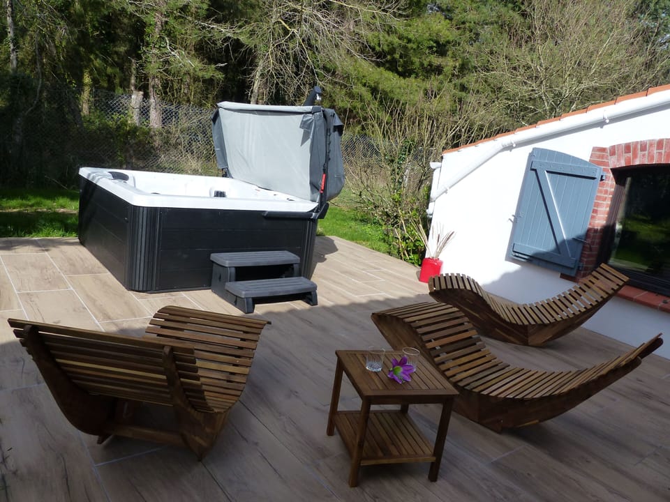 Outdoor spa tub