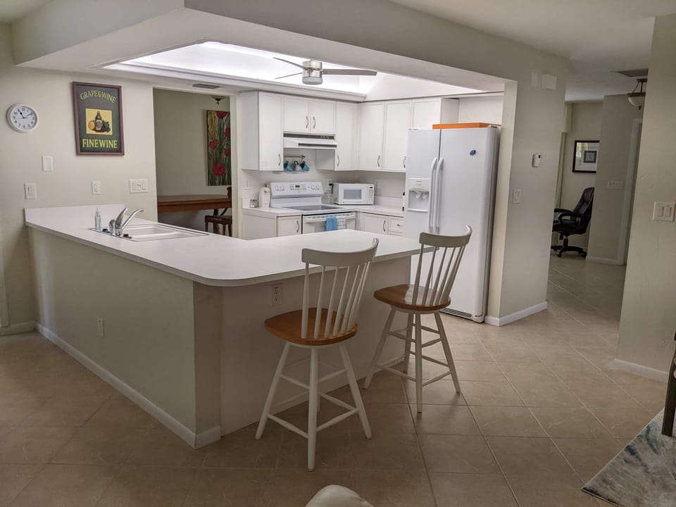 Kitchen with breakfast bar