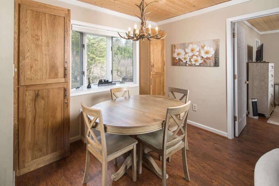 Dining room that seats four