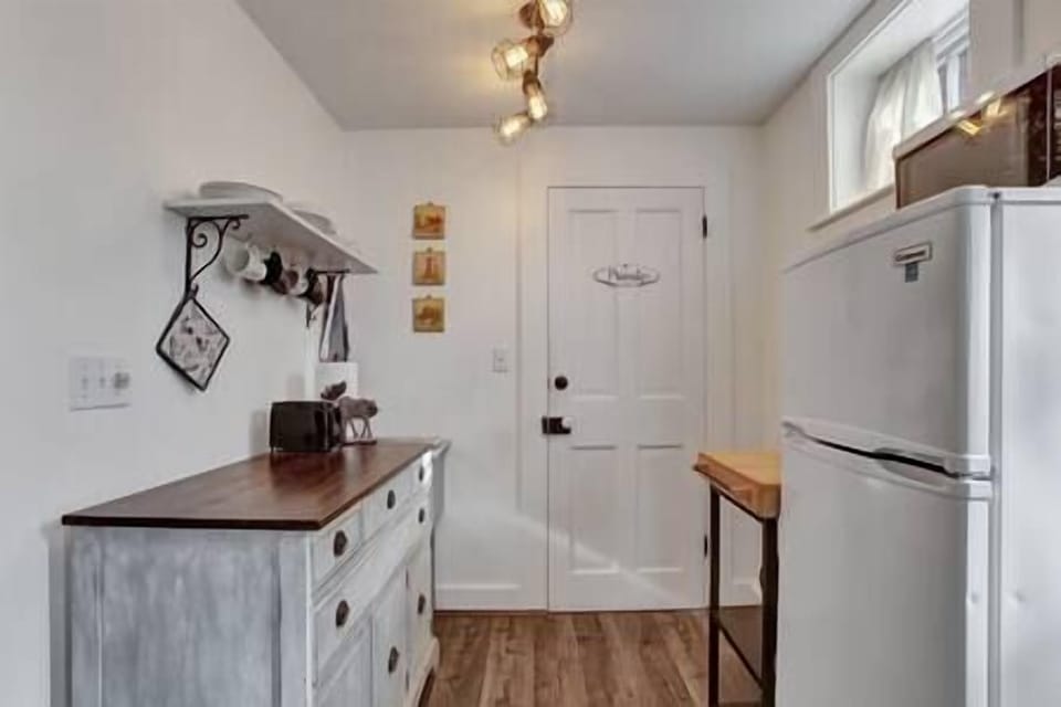 Kitchenette includes fridge, coffee pot, toaster and microwave. Breakfast provided.