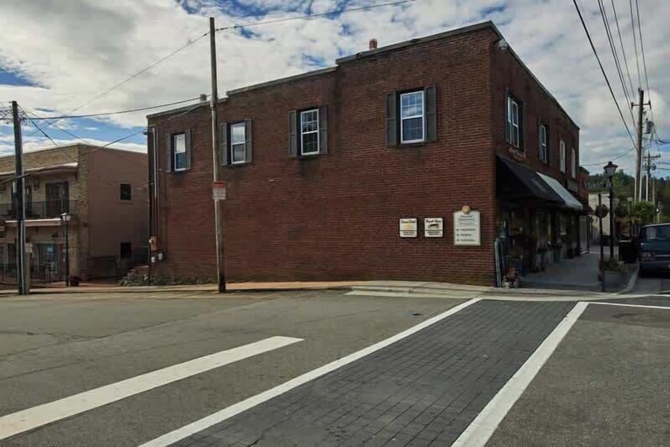 Conveniently located at the corner of Sunset and Main Street in downtown Blowing Rock.