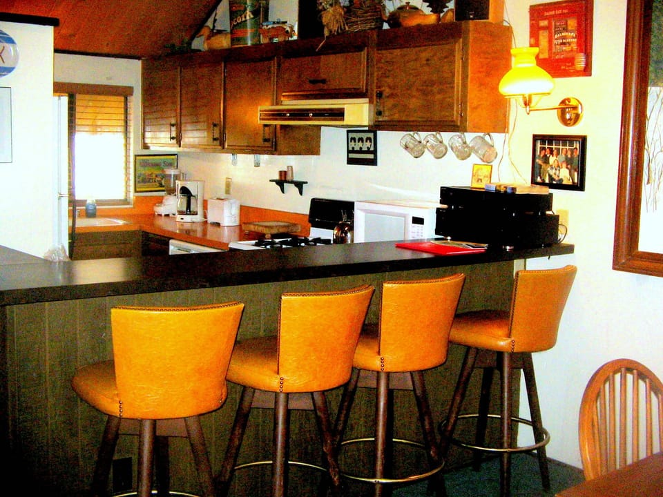 Breakfast Bar seats four