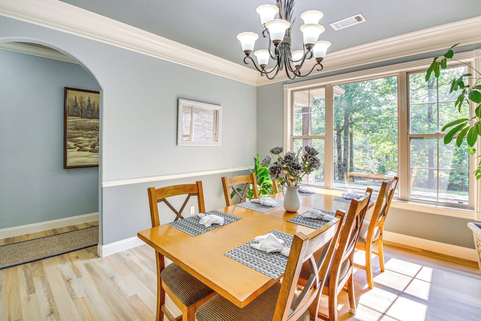 Dining Room | 1st Floor | Dishware/Flatware Provided