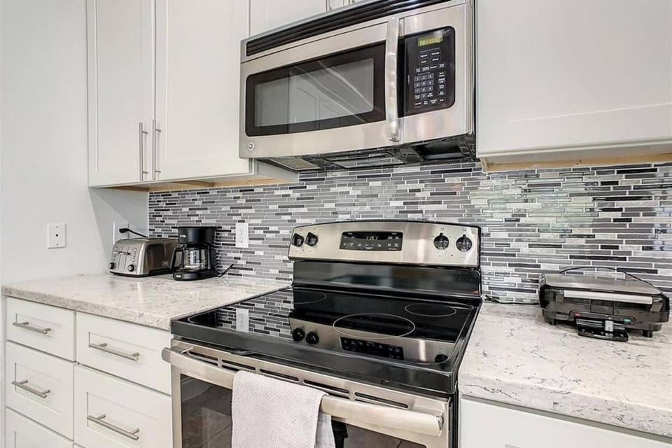 Modern Chef's Kitchen w/Stainless Steel Appliances and Quartz Countertops