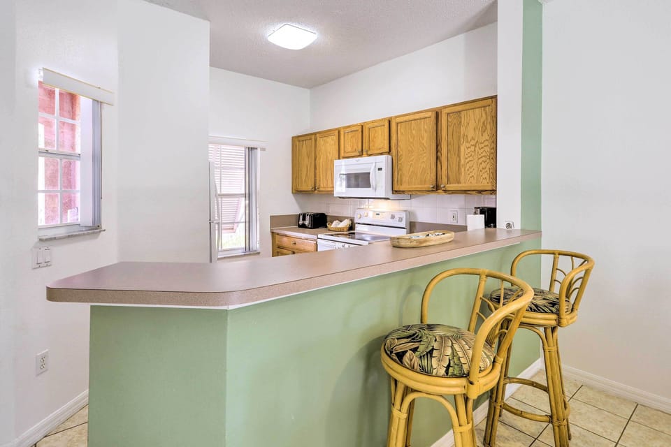 Dining Area | 2-Person Breakfast Bar