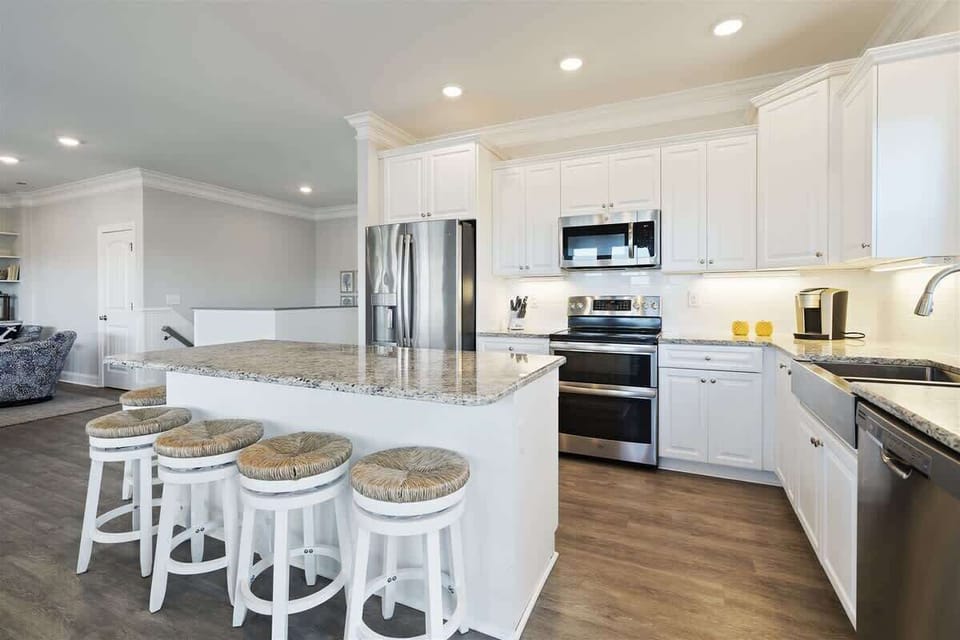 Kitchen & Dining Space: Bright and airy, perfect for family meals and beachy brunches!