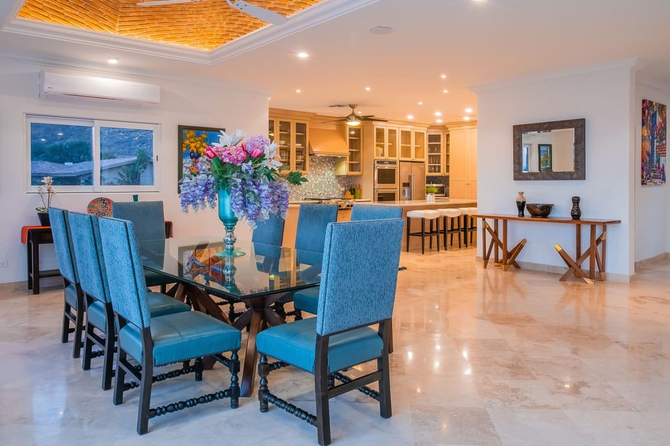 Dining area that sits 8