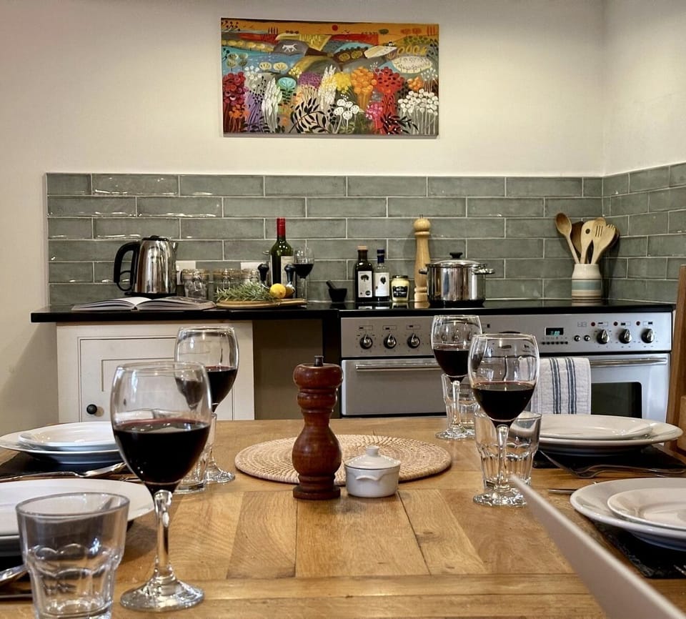 Kitchen with dining table and Rangemaster stove
