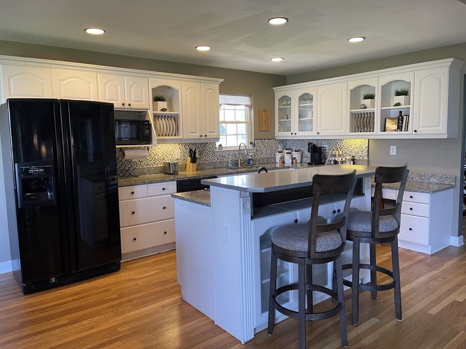 Large Kitchen with eat in bar, perfect for cooking a family meal!
