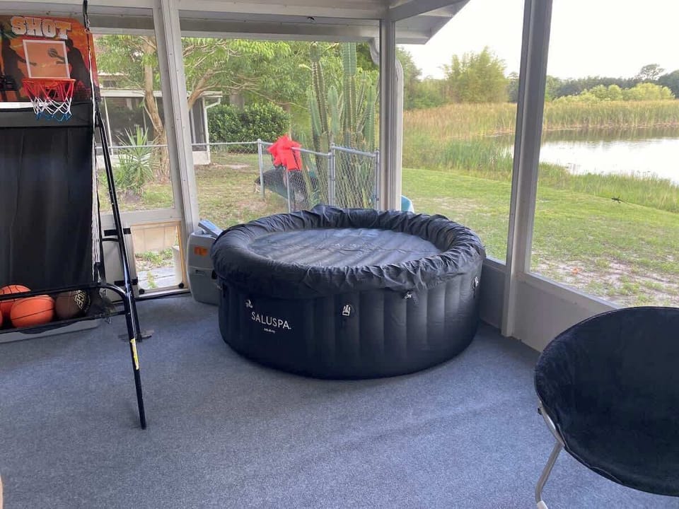 Chill 4/2, Lakefront, Game Room, Fishing & Hot Tub House in Florida
