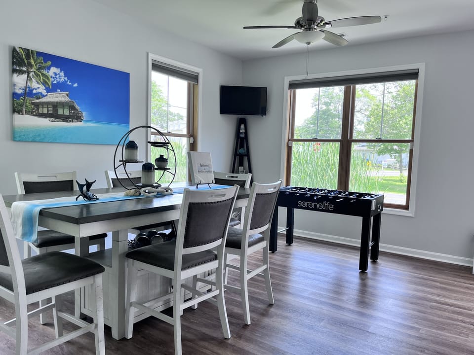 Modern eat-in Kitchen with amazing views. Smart TV, and brand new appliances.