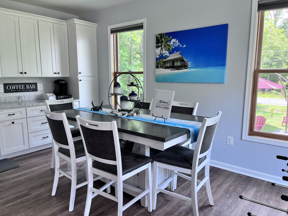 Modern eat-in Kitchen with amazing views. Smart TV, and brand new appliances.