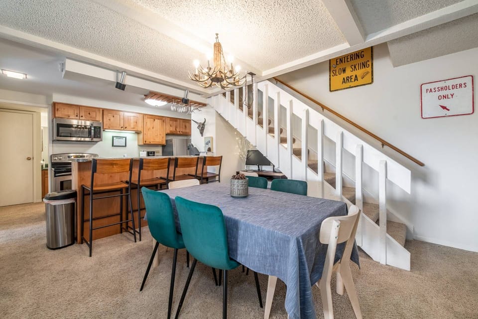 Grab a bite at the breakfast bar, or have a meal with your group in the open floor plan kitchen dining area!