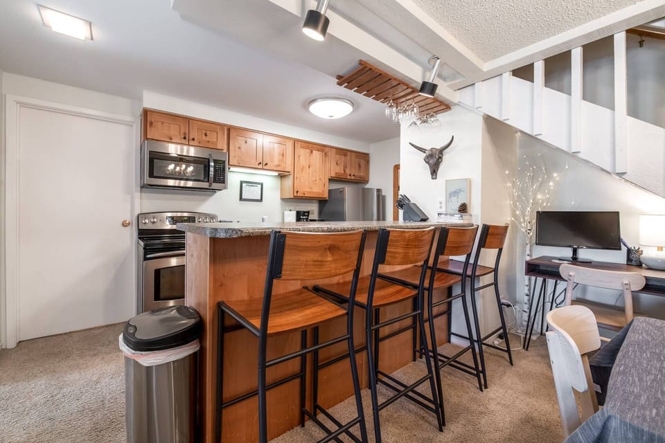 Breakfast bar and Kitchen