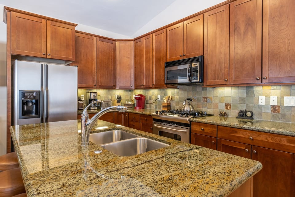 Fully Equipped Kitchen with 4 Bar Stools