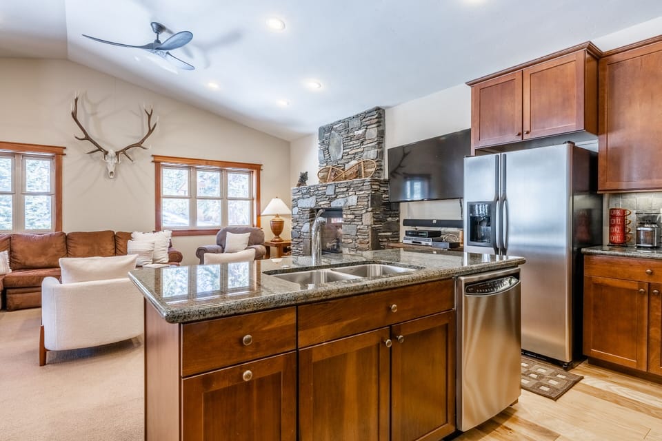 Fully Equipped Kitchen with 4 Bar Stools