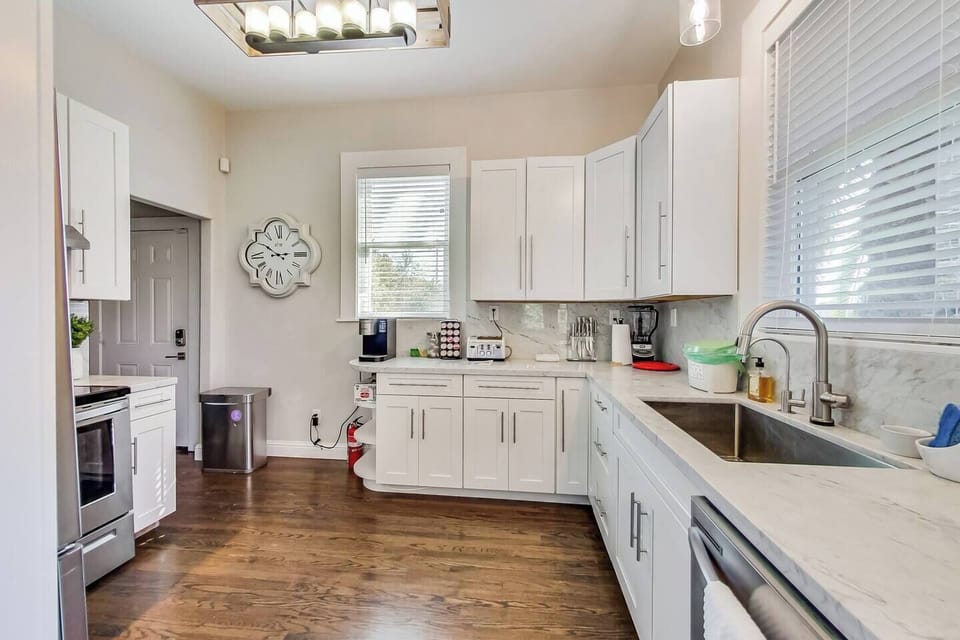 Fully equipped kitchen with a Keurig.
We provide keurig pods and sweetener options.