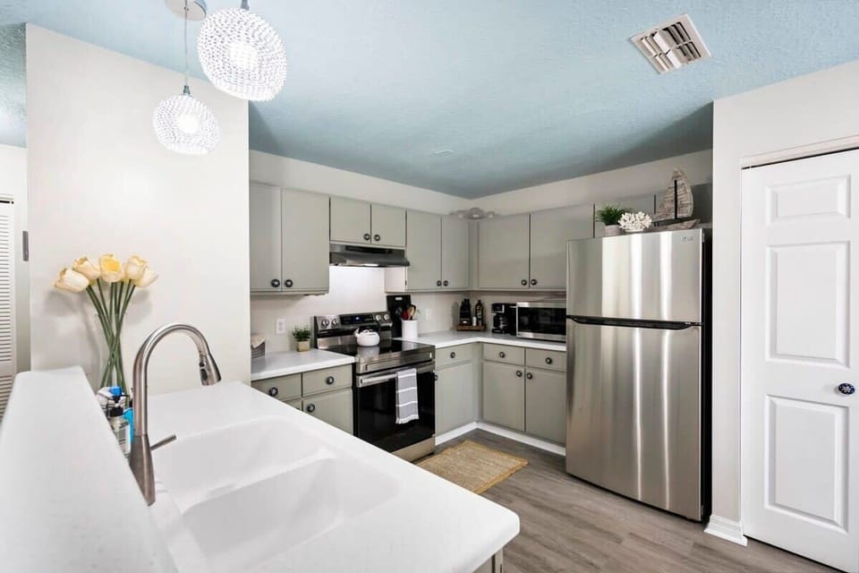 Open, fully stocked kitchen!