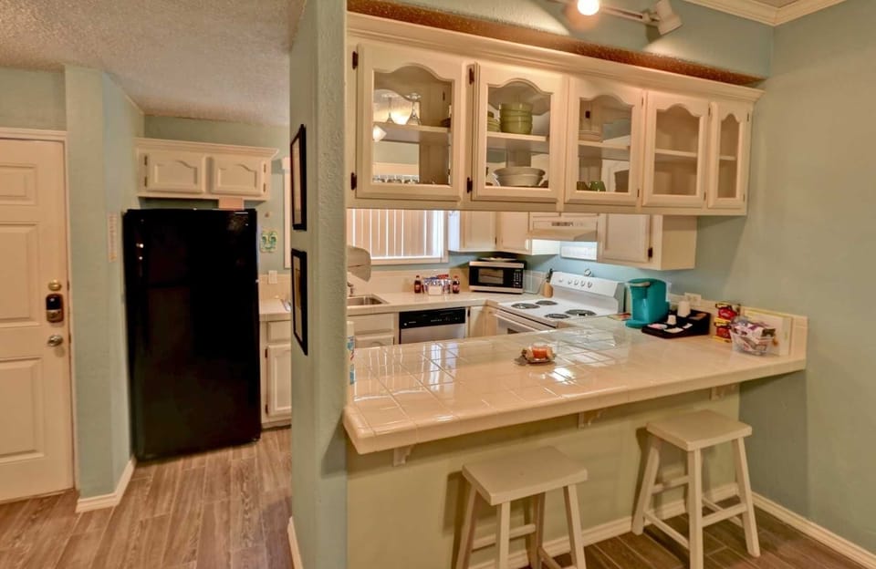 Furniture, Room, Indoors, Kitchen, Oven