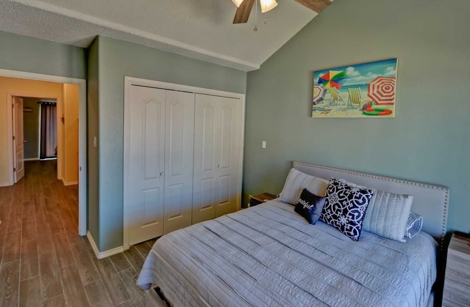 Bed, Furniture, Bedroom, Indoors, Room
