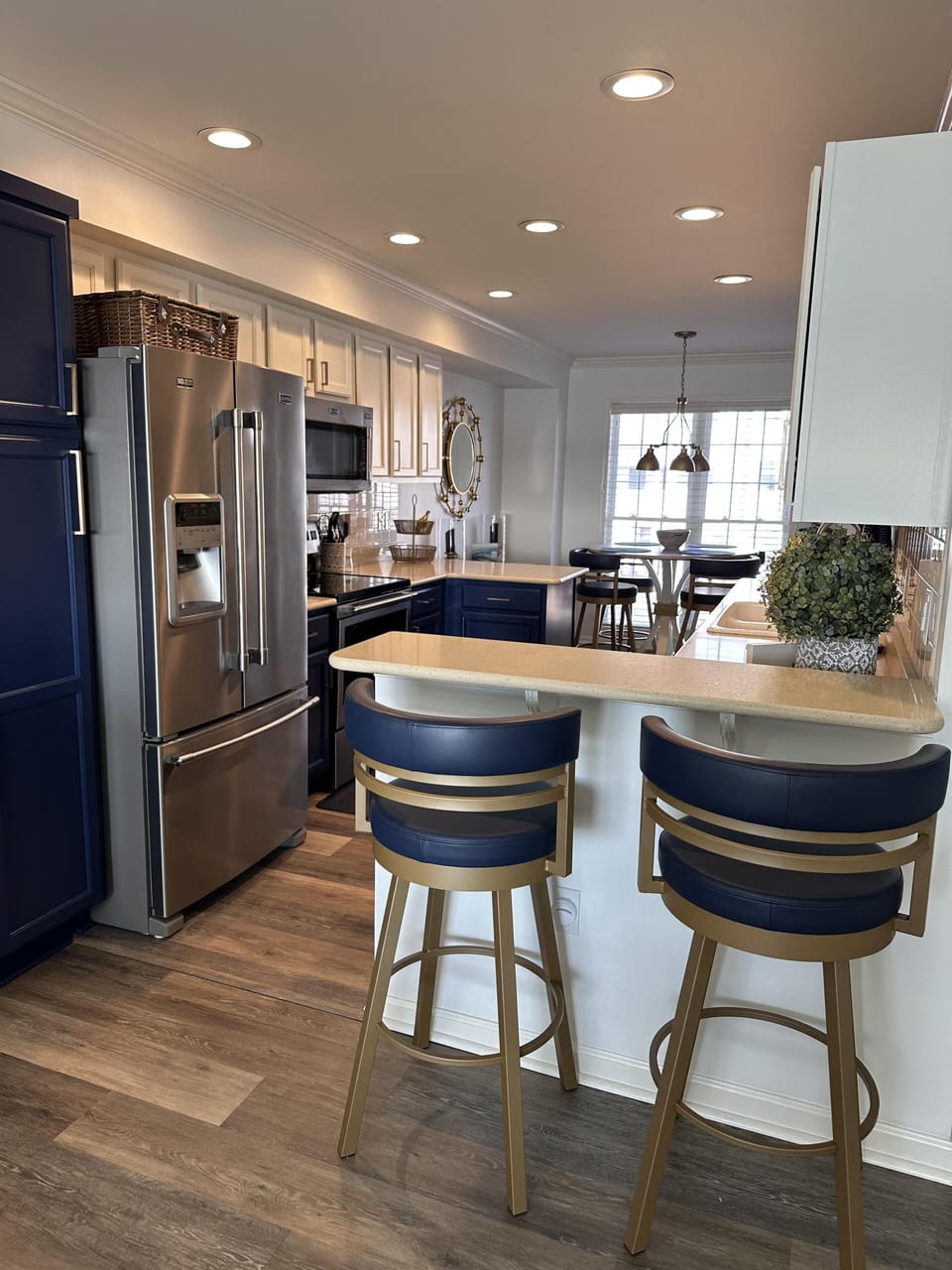 Well stocked Kitchen with bar area and everything you could possibly need to prepare fantastic meals at home!