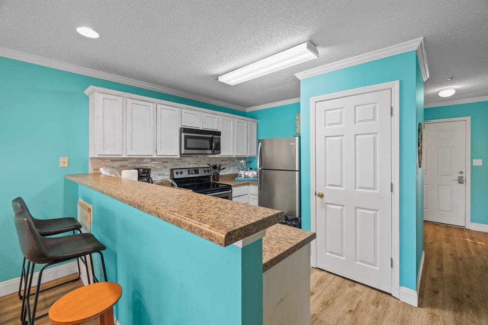 🍴🧺 Enjoy the convenience of a fully stocked kitchen and laundry facilities! You'll have access to an oven, dishwasher, refrigerator, coffee maker, toaster, and blender for your use.