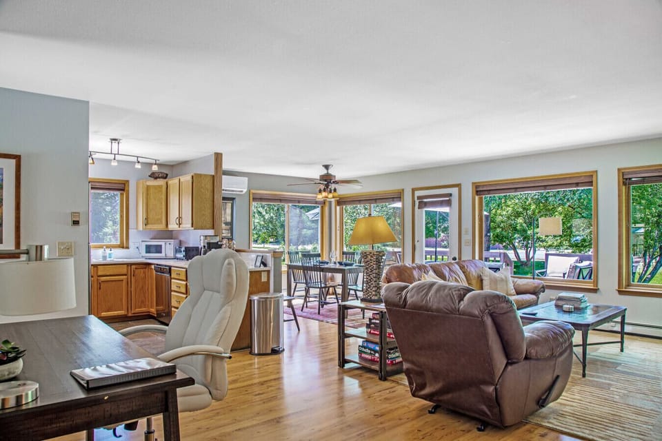 Open floor plan - Office desk/chair in foreground