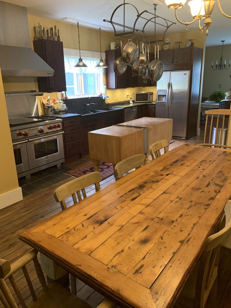 Huge eat-in kitchen