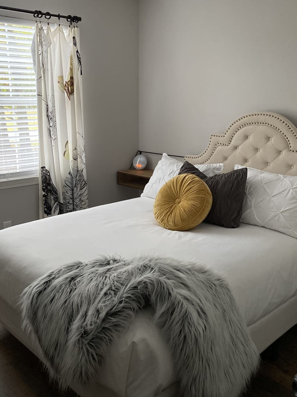 Secondary bedroom; warm and beautiful with hall bath.

Up to 1-2 persons