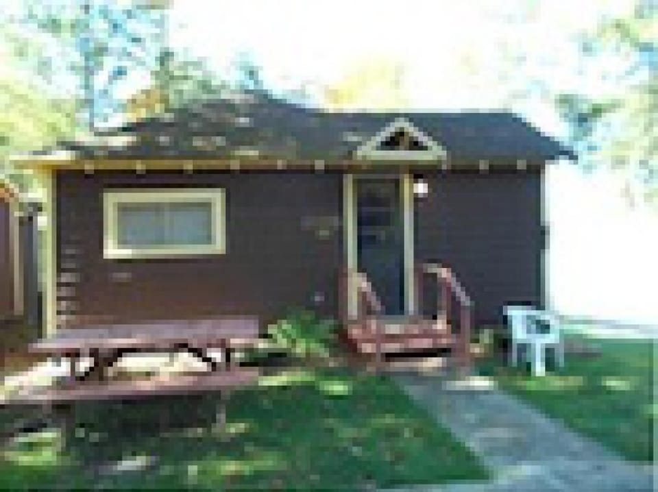 Haven Cottage Entry from parking lot with picnic table