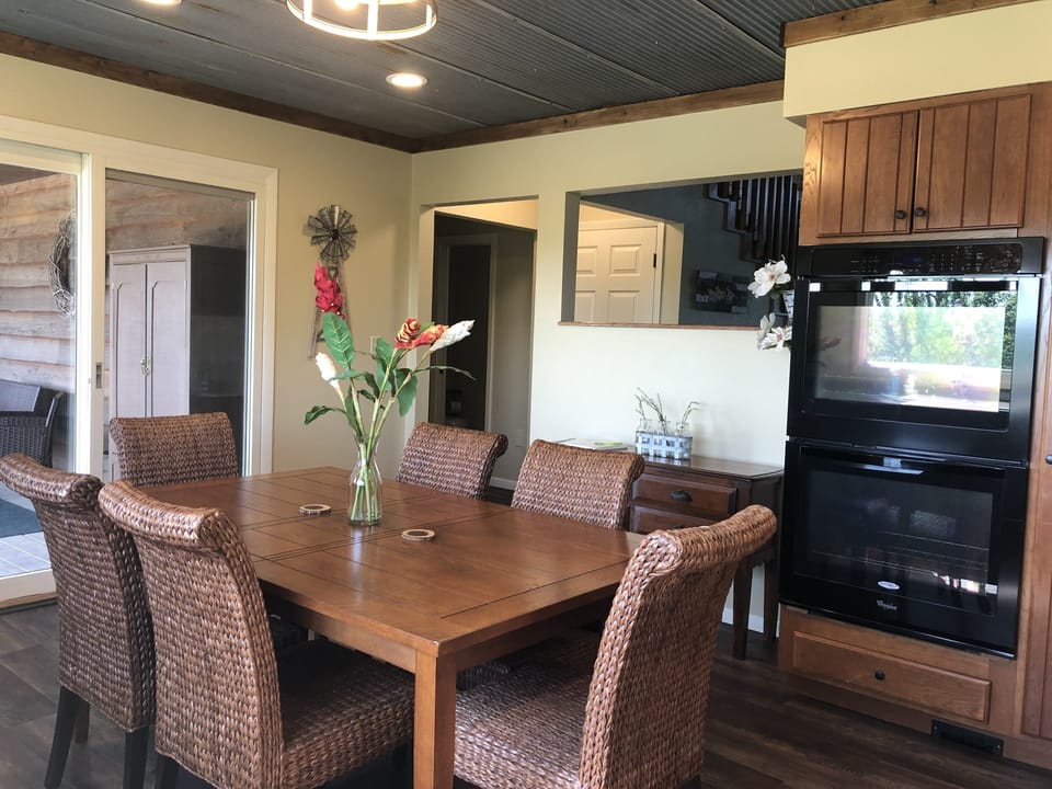 Kitchen (double oven) and seating for 6.