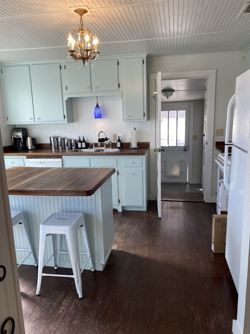 Kitchen with Island seating