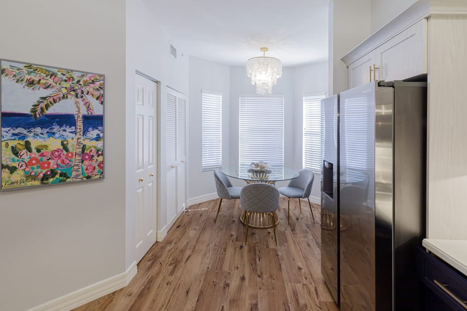 Chic Coastal Condo - Steps to the Best of Naples Apartment in Naples