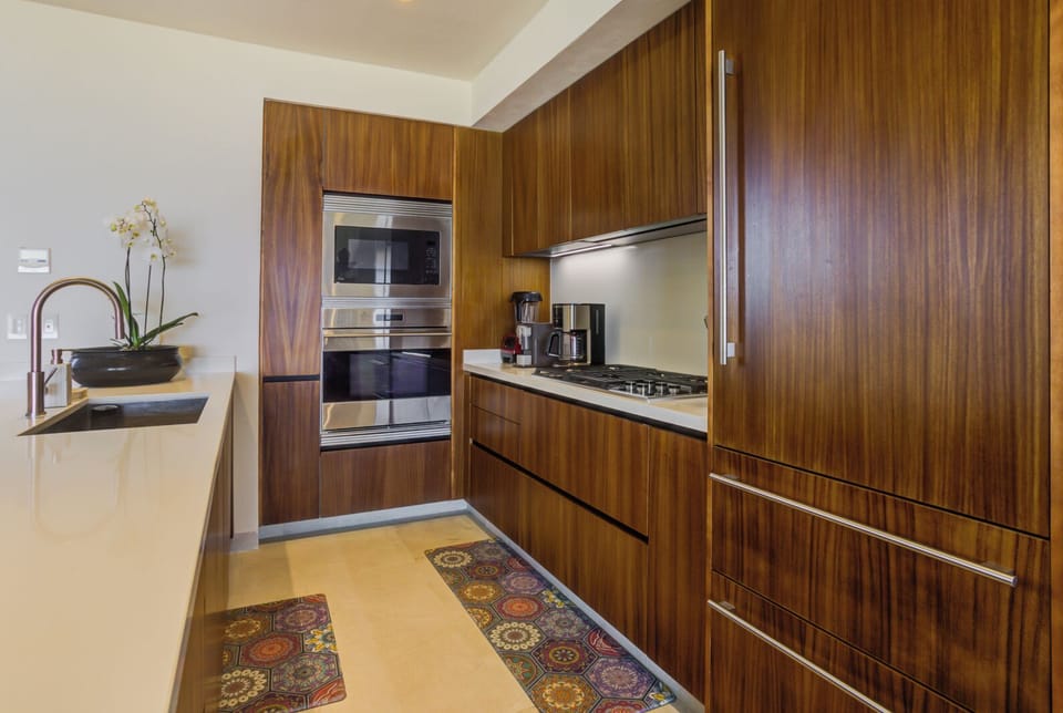 Full kitchen with Nespresso Coffe  Machine and Mr. Coffee Machine