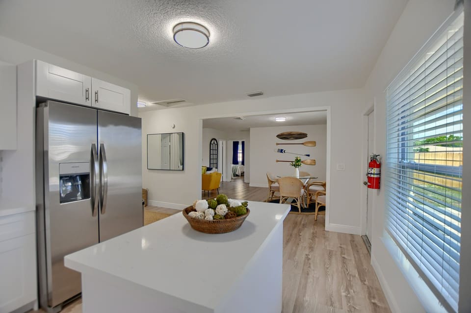 large island in kitchen